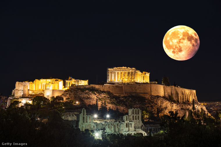 Telihold az athéni Akropolisz felett. (Fotó: George Pachantouris / Getty Images Hungary)