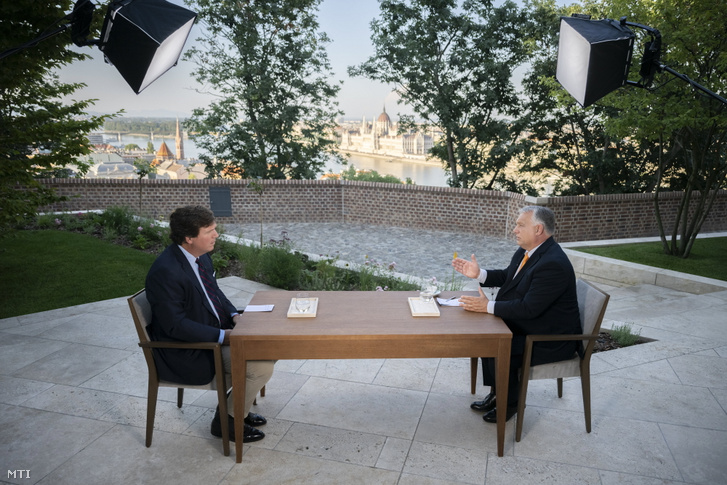 Orbán Viktor interjút ad Tucker Carlson amerikai médiaszemélyiségnek a Karmelita kolostorban 2023. augusztus 21-én