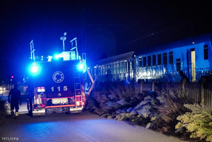Tűzoltók a Torinó vonzáskörzetéhez tartozó Brandizzo településnél történt vonatbaleset helyszínén 2023. augusztus 31-én hajnalban