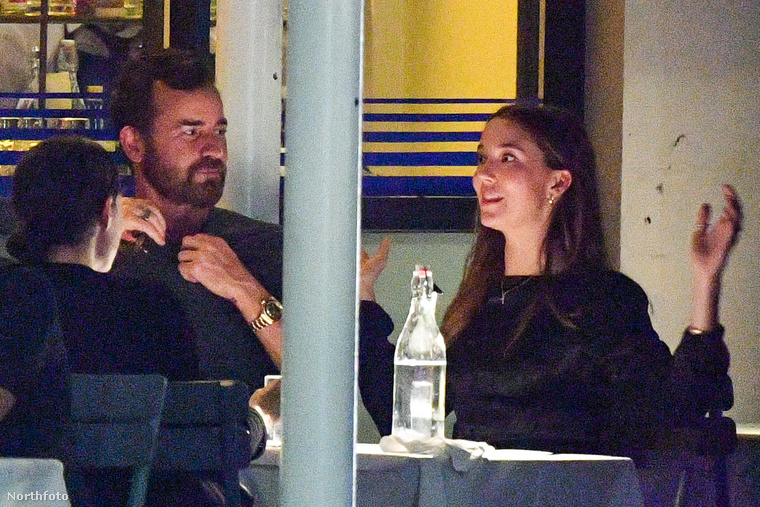 Justin Theroux-t, Jennifer Aniston exférjét a New York-i Altro Paradiso olasz étteremben fotózták le, ahol dupla randevún volt egy nála 23 évvel fiatalabb színésznővel, Nicole Brydon Bloommal
