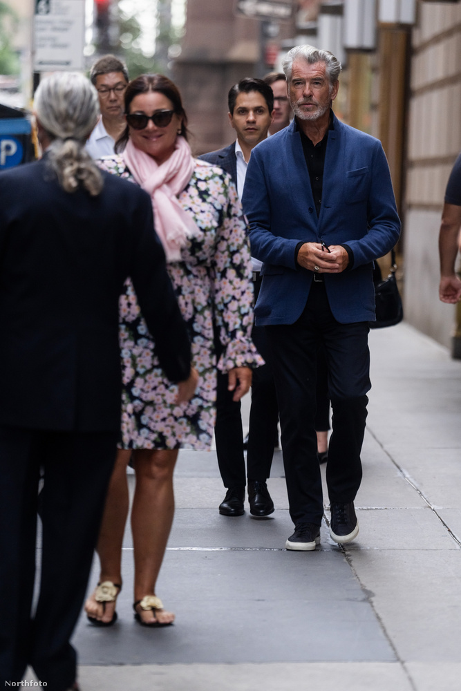 Pierce Brosnant és feleségét, Keely Shaye Brosnant akkor fotózták le a paparazzik, amikor kiléptek a New York-i Polo Barból