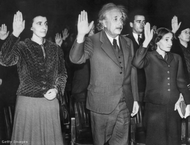 Albert Einstein 1940-ben amerikai állampolgár lett, de az FBI mégis gyanúsnak tartotta