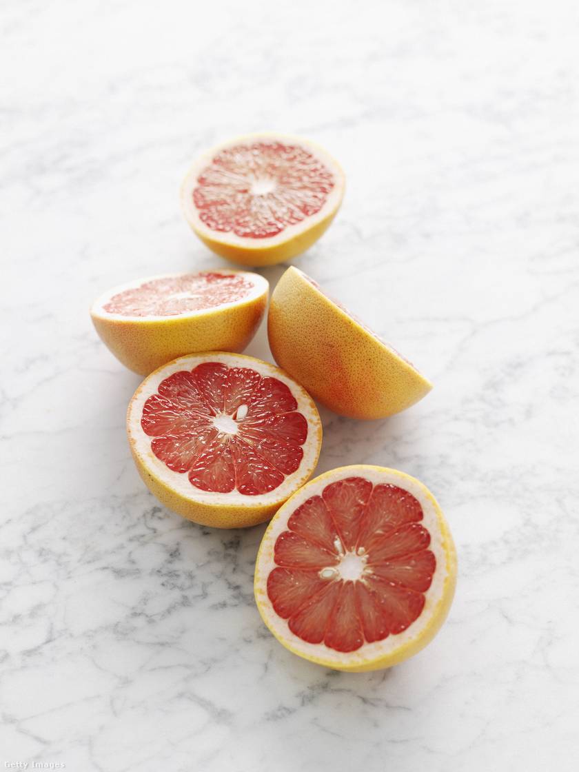 A grapefruit igazi káliumforrás, egyetlen darabban nagyjából 300 milligramm található. Ez az ásványi anyag bizonyítottan csökkenti a vérnyomást, emellett a citrusféle magas rosttartalma is ezt segíti elő.
