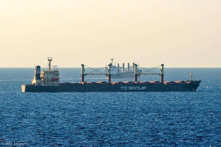 Ukrán gabonát szállító hajó a Fekete tengeren 2023. július 17-én