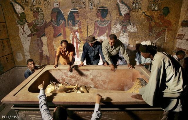 Királyok Völgye, 2007. november 4. Zahi HAVASZ, az egyiptomi Legfelsőbb Régészeti Tanács elnöke (k) felügyeli Tutanhamon XVIII. dinasztiabeli fáraó múmiájának kőszarkofágból való kiemelését a Királyok völgyében, Luxor közelében 2007. november 4-én. Az i.e. 1300-as években élt, 9 éves korában trónra lépett fáraó 3300 éves múmiáját egy különleges, klimatizált üvegszekrénybe helyezték, hogy állagát megóvják a fenyegető nedvességtől, amely a sírkamra napi több mint ötezer látogatójának köszönhető. A brit Howard Carter régész és segítői 1922. november 4-én tárták fel Tutanhamon sírját, amely az egyetlen épségben megmaradt fáraósír. (MTI/EPA/Ben Curtis)