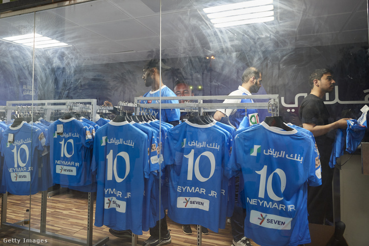 Az al-Hilal szurkolói boltja Neymar Jr. mezeivel 2023. augusztus 19-én