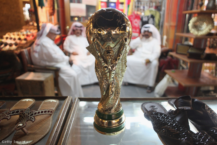 A FIFA világbajnoki trófeájának másolata egy dohai kirakatban 2022. október 24-én