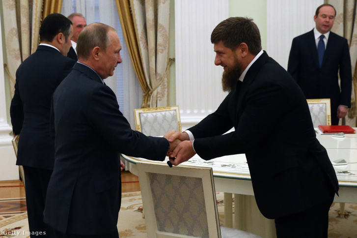 Vlagyimir Putyin orosz elnök köszönti Ramzan Kadirov csecsen államfőt az újonnan megválasztott kormányzókkal tartott találkozóján a Kremlben 2016. szeptember 23-án Moszkvában