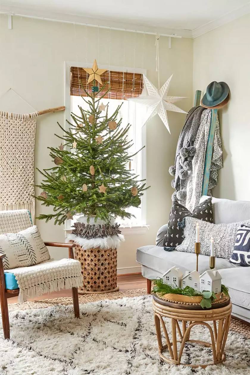 Ha kicsi a hely, terjeszkedj felfelé! Olyan pontokon, ahol széltében nem férne el a karácsonyfa, teret nyerhetsz neki, ha megemeled egy kis szék, asztalka vagy szekrényke segítségével.