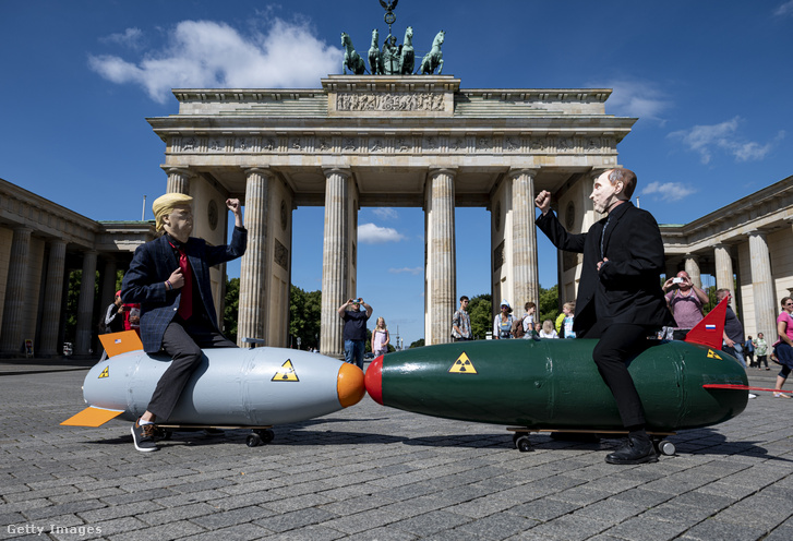Donald Trumpot és Vlagyimir Putyint két egymással szembefordított atomtölteten ábrázoló tüntetők Berlinben 2020. július 30-án