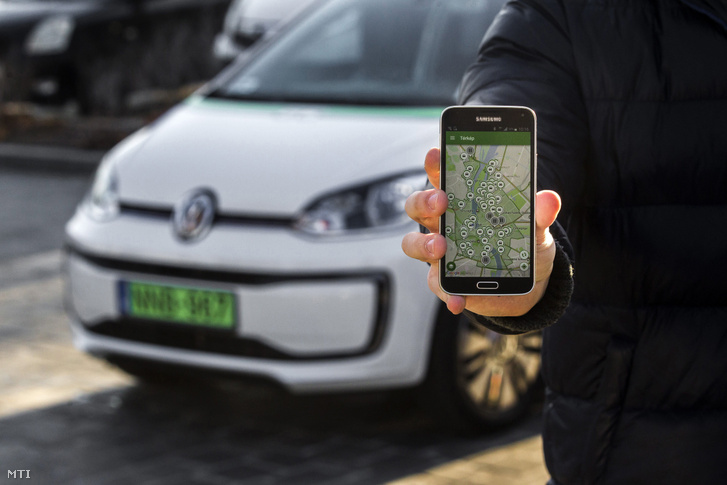 A közösségi autómegosztó szolgáltatás, a GreenGo szabad autóit mutató alkalmazás egy telefon kijelzőjén Budapesten 2016. december 29-én