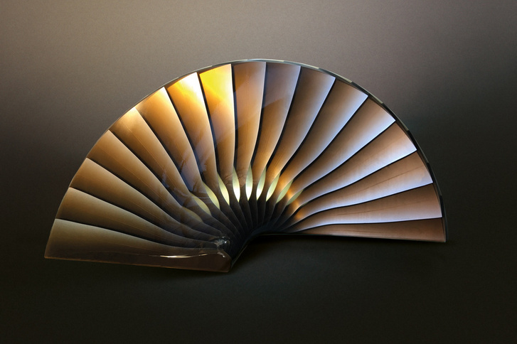 Lukácsi László Venice Golden Fan című munkája, amit a The Venice Glass Week nevű rangos nemzetközi üvegművészeti fesztiválon mutatnak be