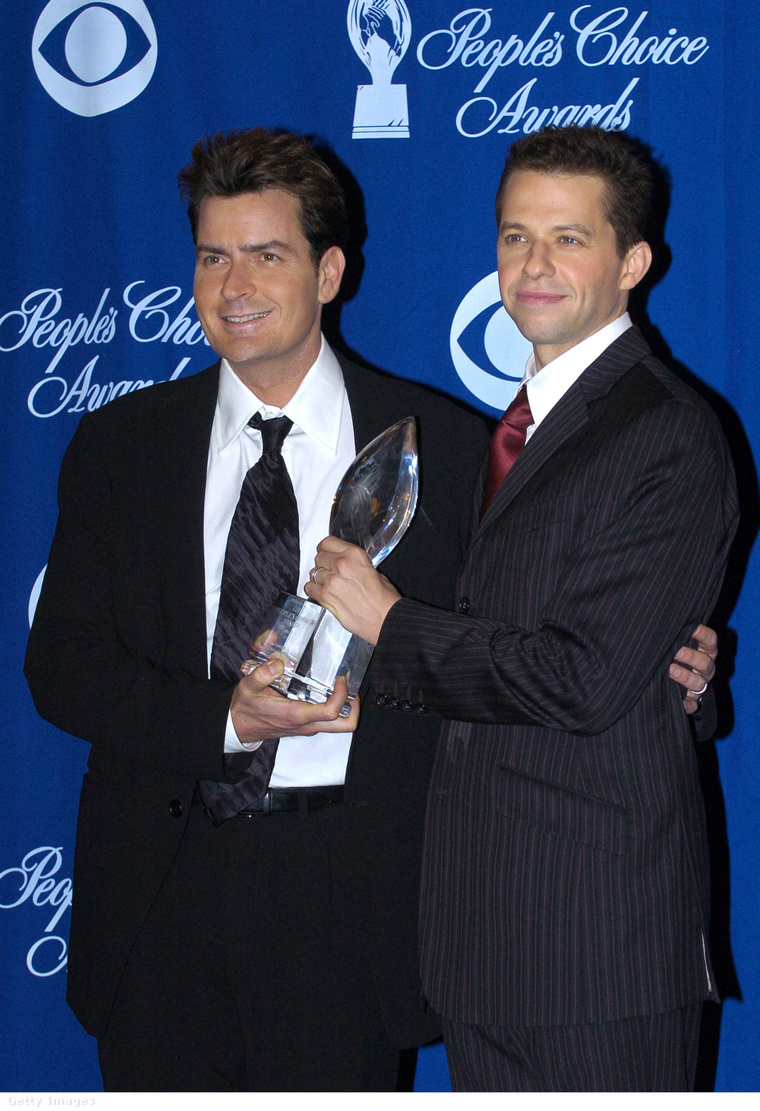 Charlie Sheen és Jon Cryer a Két pasi - meg egy kicsit főszereplői egy díjjal. (Fotó: Jeff Kravitz / Getty Images Hungary)