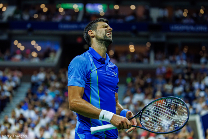 Novak Djokovics csalódottan néz a horvát Borna Gojo elleni mérkőzésén a US Open negyedik fordulójában a USTA Billie Jean King National Tennis Centerben New Yorkban 2023. szeptember 3-án