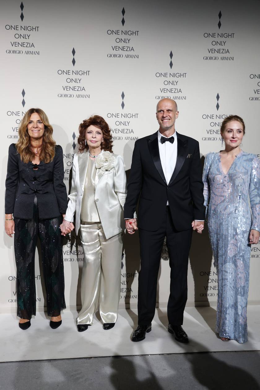 Roberta Armani, Sophia Loren, Edoardo Ponti és Sasha Alexander kézen fogva fotózkodtak a divatbemutató elkezdése előtt.