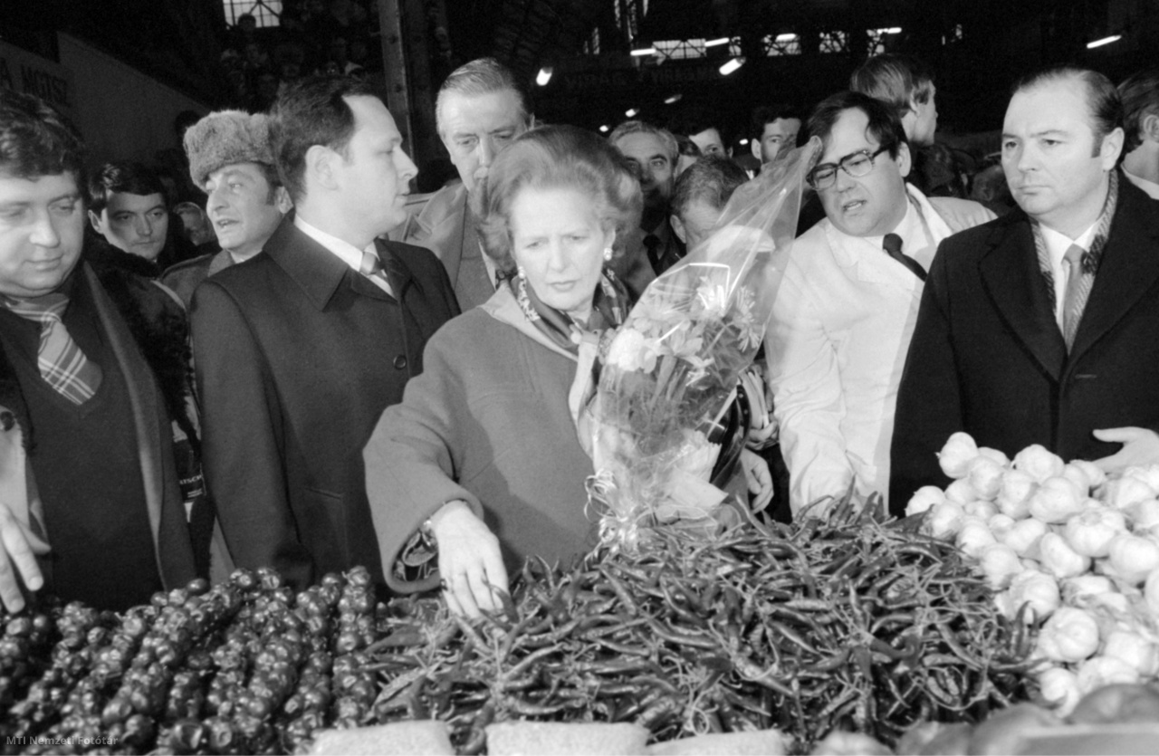 Budapest, 1984. február 4.  Margaret Thatcher, a hivatalos látogatáson hazánkban tartózkodó brit kormányfő (k) egy szárított pirospaprika-füzért tart a kezében  az egyik pult kínálatából a Tolbuhin (1989 után Vámház) körúti Nagycsarnokban tett látogatáskor. A vendéget Czobor Péter, a csarnok igazgatója kísérte végig a piacon.