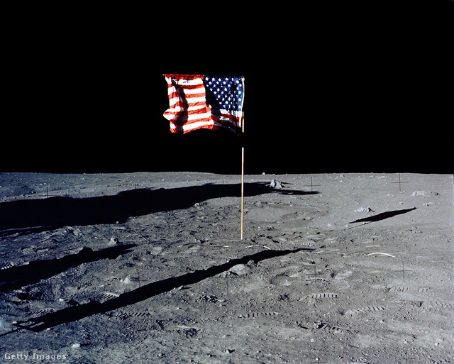 A Holdon kitűzött zászló látszólagos lobogása sokak szerint érv arra, hogy a felvételen látszó emberek nem is az égitesten tartózkodnak