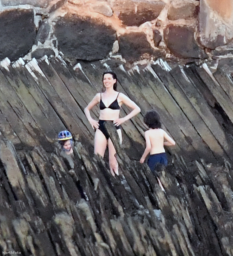 Anne Hathaway egy fekete bikiniben strandolt a Connecticut állambeli Fairfield megyében, amikor lefotózták a paparazzik