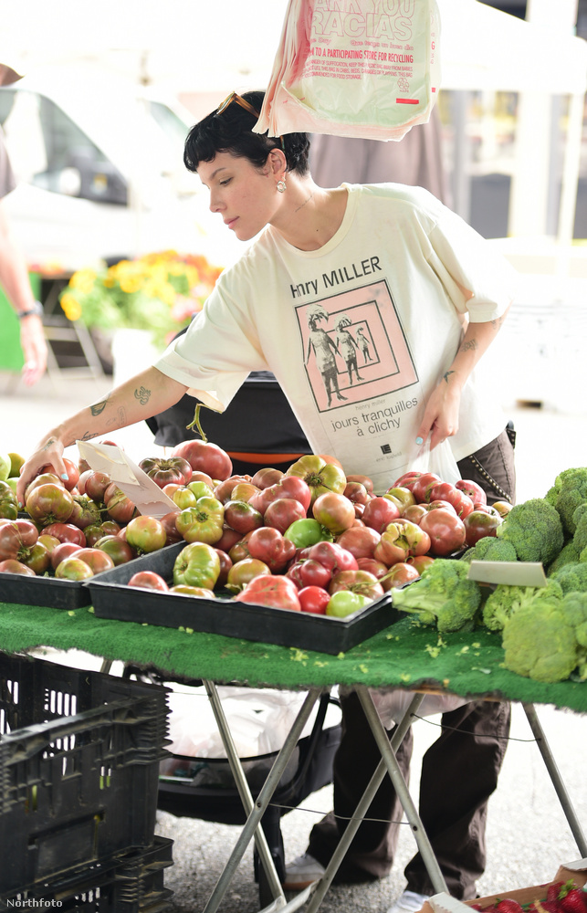 Halsey-t Los Angelesben szúrták ki egy termelői piacon, ahol a 28 éves énekesnő zöldségeket és gyümölcsöket vásárolt