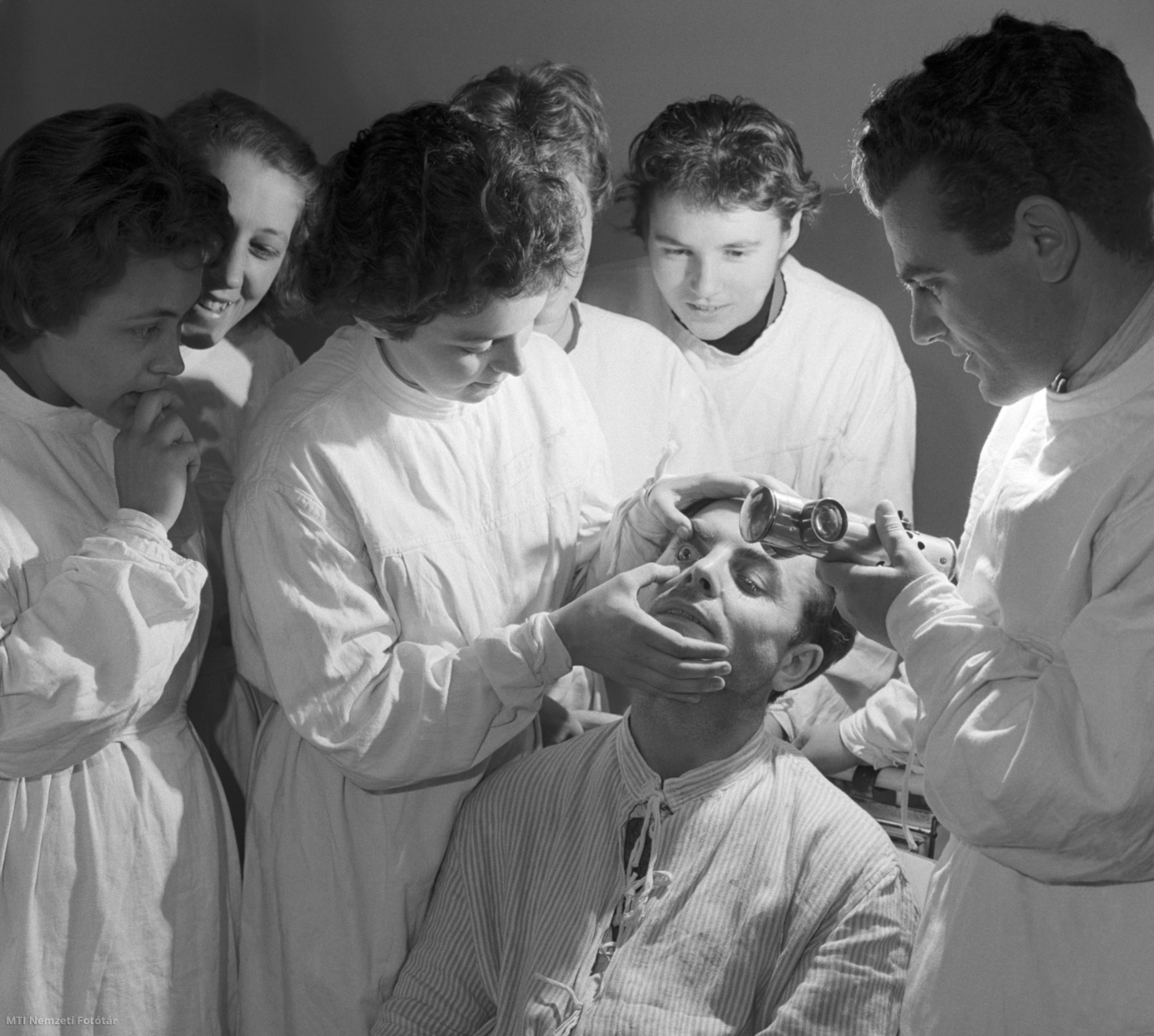 Budapest, 1958. október 17. A Budapesti Orvostudományi Egyetem V. éves orvostanhallgatói szemészeti vizsgálat elvégzését gyakorolják a II. Szemészeti Klinikán