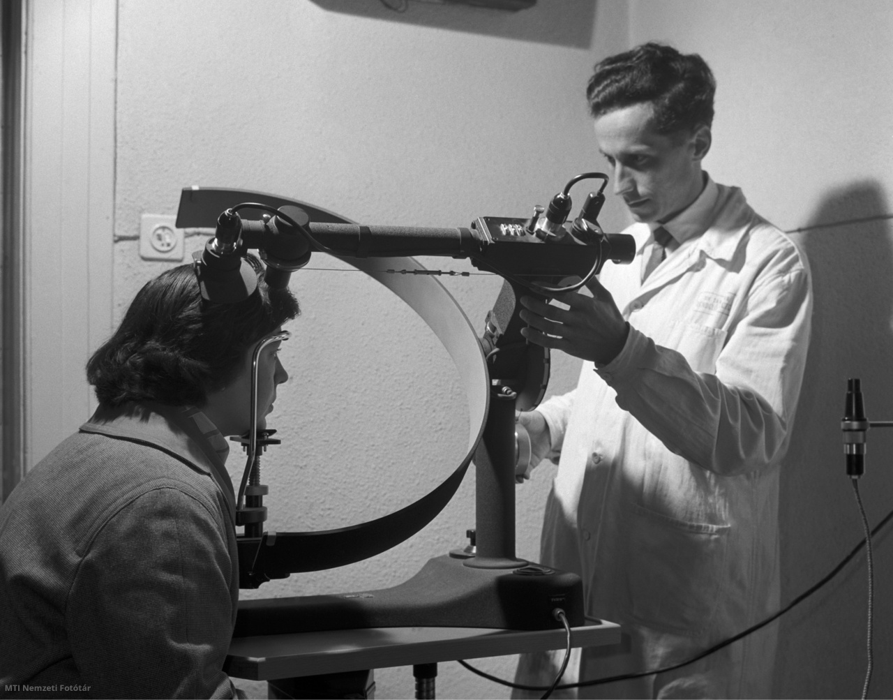 Budapest, 1958. október 13. Dr. Takó Károly szemész rezeslámpával végez vizsgálatot a XIV. kerületi tanács Május 1. úti szakorvosi rendelőintézetében