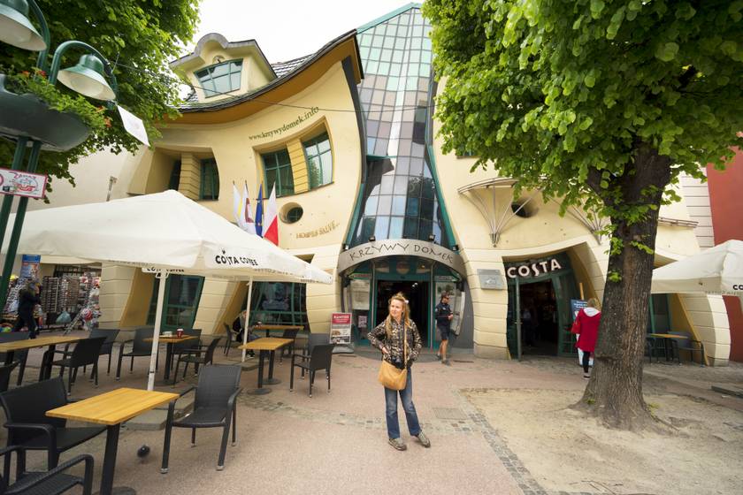 A Lengyelországban található, 2004-ben épült Görbe ház szembeszáll a gravitációval. Hullámzó homlokzata mesei hatást kelt, olyan, mintha egy Salvador Dalí-festmény elevenedne meg.