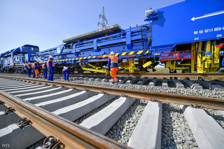 Vasútépítő gépsor működés közben a V-Híd Építő Zrt. gépbemutatóval egybekötött születésnapi rendezvényén Debrecenben 2020. szeptember 18-án
