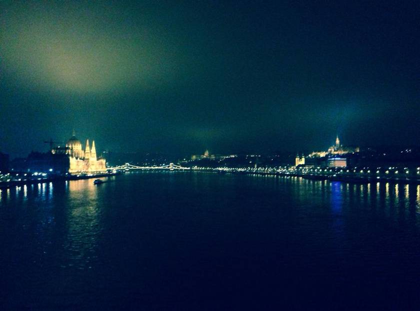 Budapestről ezt a fotót posztolta Facebook-oldalára, az esős, sötét novemberi időpont ellenére lenyűgözte a város.