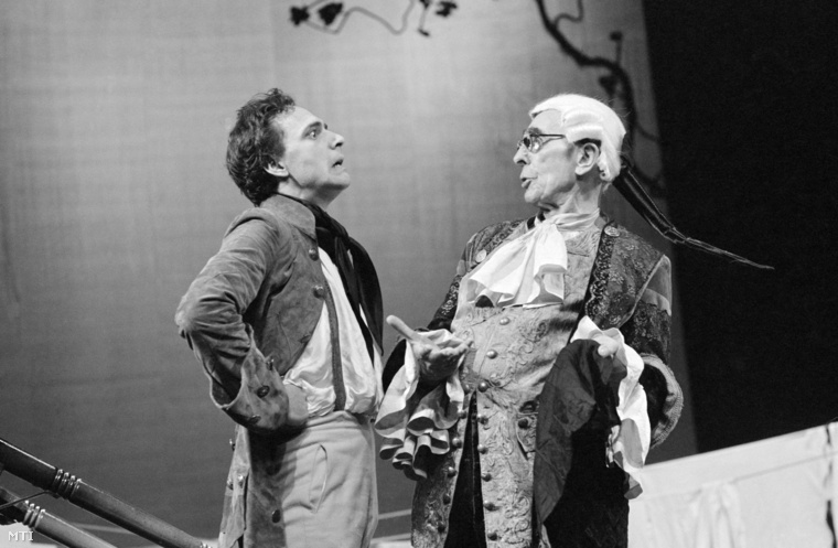 Major Tamás (j Forlipopoli őrgróf szerepében) és Benedek Miklós színművészek (Ripafratta lovag szerepében) jelenete Goldoni Mirandolina című vígjátékának főpróbáján a Nemzeti Színházban 1982