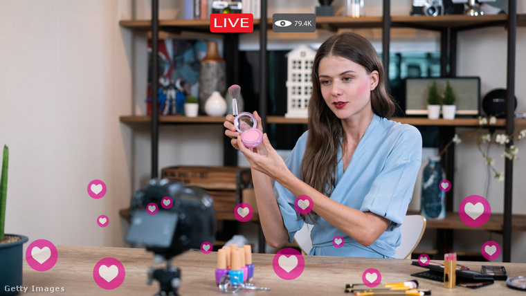 Smink influenszer élőzik a közösségi médiában. (Fotó: Witthaya Prasongsin / Getty Images Hungary)
