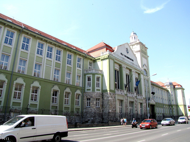 A Pécsi Tudományegyetem központi épülete