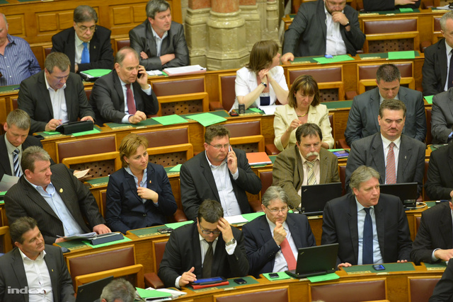 Balogh József (középen) telefonál a parlamentben aznap, mikor a sajtóban elterjedt a vak komondor-ügy