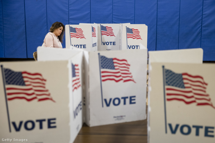 Egy nő bejelöli szavazatát a demokrata előválasztáson a virginiai Herndonban 2020. március 3-án