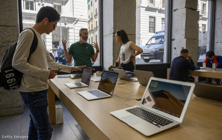 Látogatókat tájékoztatnak a MacBook Air számítógépekről Madridban 2019. május 4-én