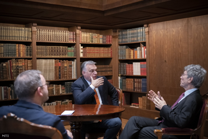 Orbán Viktor miniszterelnök (k) és a legnevesebb amerikai egyetemeken oktató Jeffrey Sachs közgazdászprofesszor (j) megbeszélést folytat a Karmelita kolostorban 2022. december 9-én