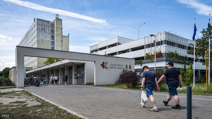 A Bács-Kiskun Vármegyei Oktatókórház bejárata Kecskeméten 2023. augusztus 2-án