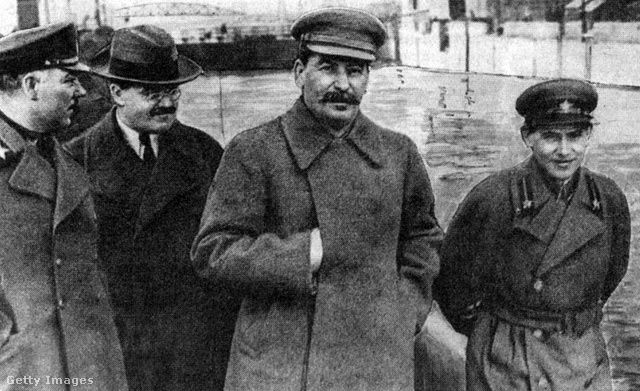 Ezen a fotón még együtt látható Sztálin és jobbkeze, a kép jobb oldalán álló Nyikolaj Jezsov