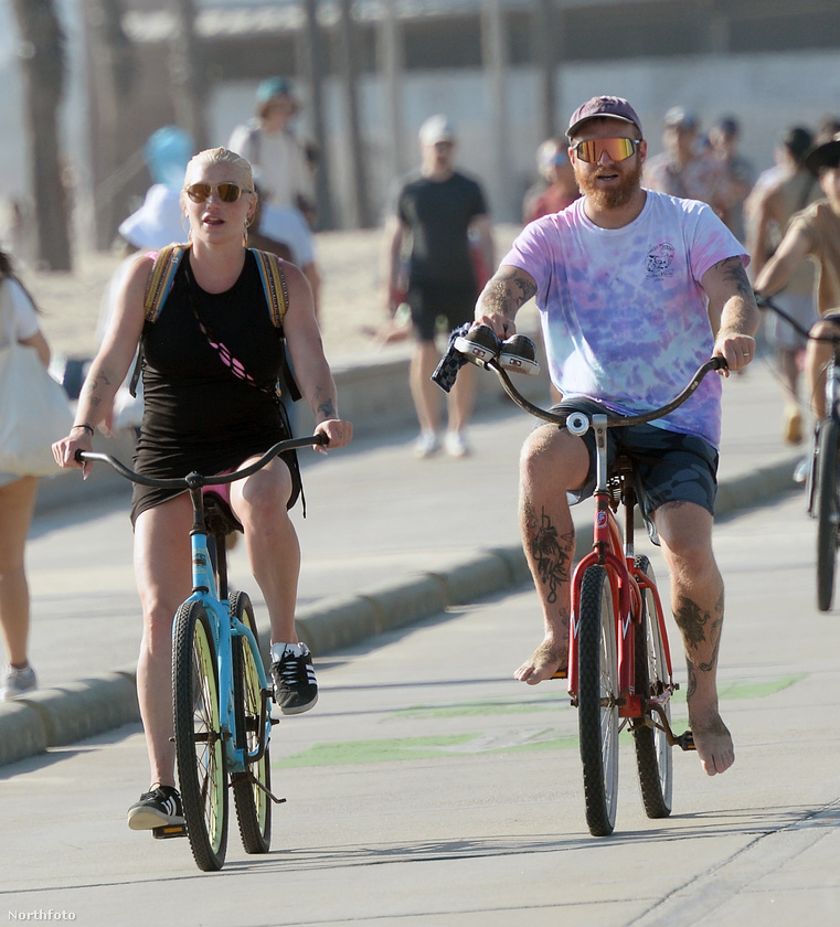 Kesha-t kiszúrták, amint egy barátjával biciklizni megy Los Angelesben