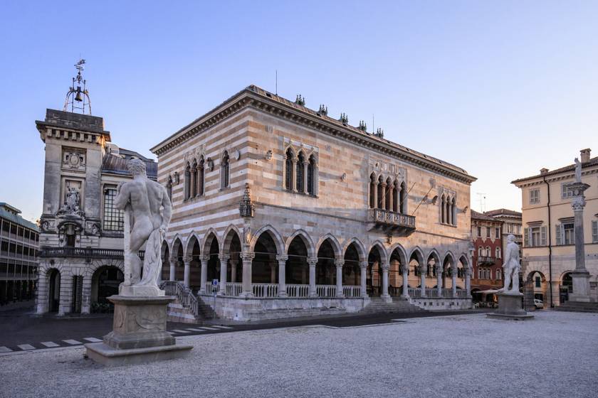 Udine egyik legfontosabb látnivalója velencei hangulatú főtere, a Piazza della Libertà, amely megannyi nevezetességnek ad helyet, érdemes kicsit elidőzni, felfedezni azokat.