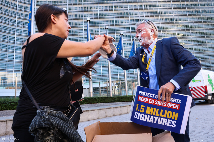 Michael O'Learynek a Ryanair vezérigazgatójának (j) az arcába nyom egy tortát egy aktivista az Európai Bizottság brüsszeli székháza előtt 2023. szeptember 7-én