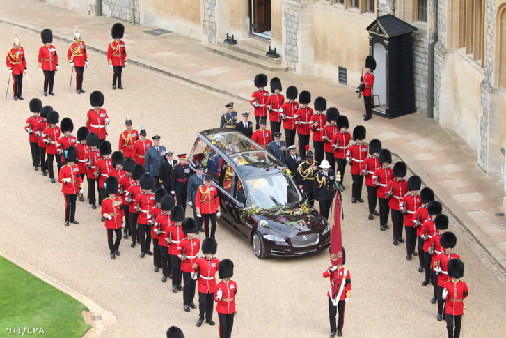 II. Erzsébet néhai brit uralkodó koporsója megérkezik a windsori kastély Szent György-kápolnájába 2022. szeptember 19-én