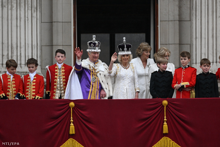 III. Károly brit király és a felesége, Kamilla királyné a londoni Buckingham-palota erkélyéről integet az uralkodó koronázási ünnepsége után, 2023. május 6-án