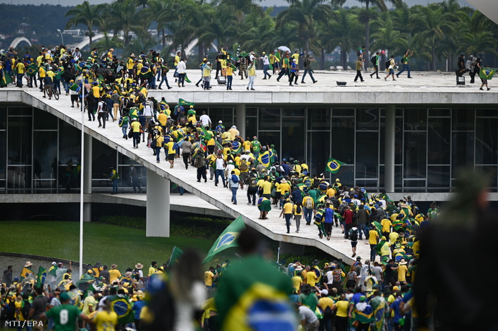 Jair Bolsonaro korábbi brazil elnök támogatói megrohamozzák a kongresszus brazíliavárosi épületét 2023. január 8-án