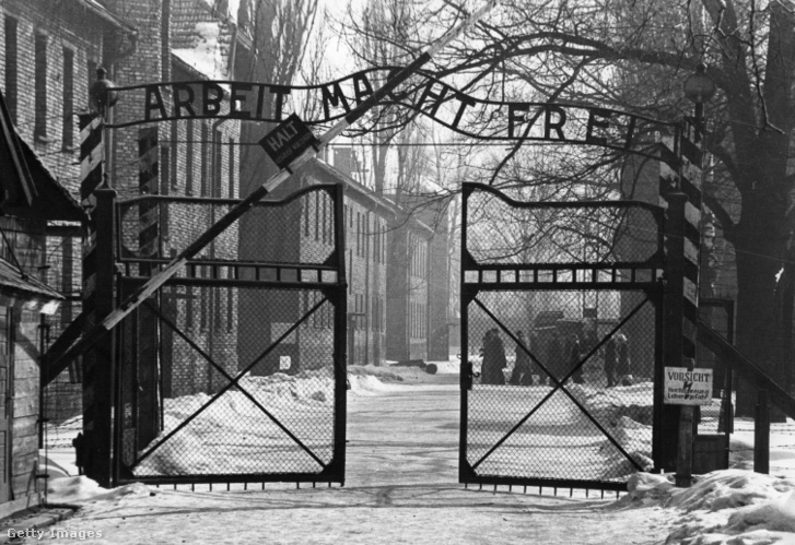 Az Auschwitz-Birkenau náci koncentrációs tábor kapuja