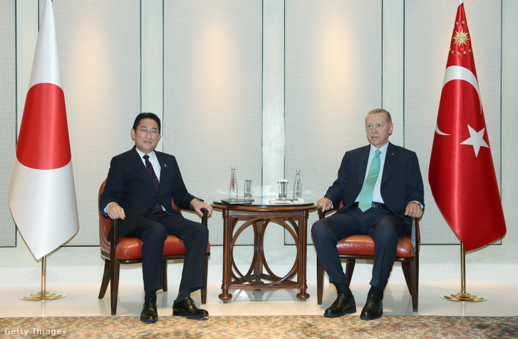 Recep Tayyip Erdogan török elnök (r) találkozik Kishida Fumio japán miniszterelnökkel (l) az indiai Újdelhiben 2023. szeptember 8-án