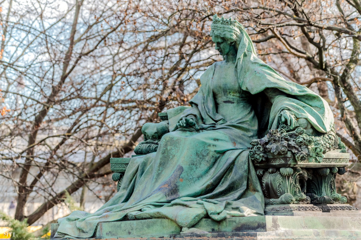 Erzsébet királyné szobra a Döbrentei téren