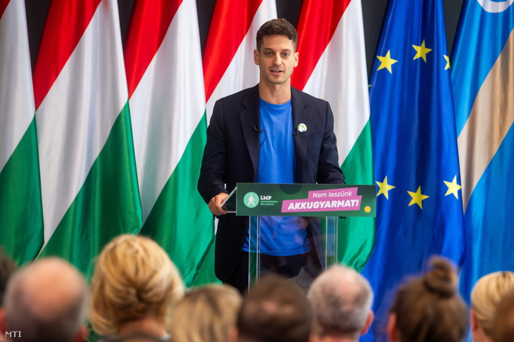 Ungár Péter társelnök beszédet mond miután európai parlamenti választási listavezetőnek választották az LMP - Magyarország Zöld Pártja budapesti kongresszusán 2023. szeptember 9-én