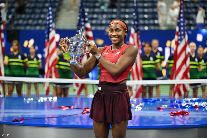 Az amerikai Coco Gauff pózol a trófeával, miután legyőzte a fehérorosz Arina Szabalenkát a US Open tenisztorna női egyes döntőjében, a New York-i USTA Billie Jean King Nemzeti Teniszközpontban 2023. szeptember 9-én