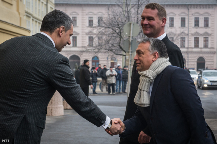 Lázár János (b) és Orbán Viktor miniszterelnök kezet fog a szegedi városháza előtt 2017. január 30-án. Mellettük Botka László polgármester