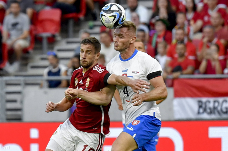 Varga Barnabás (b), a magyar és Jakub Brabec (j), a cseh válogatott játékosa